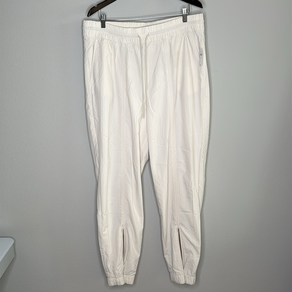 Gap GapFit Crinkle Nylon Jogger Pants in Birch (Off White) Size XL Tall NWT - Picture 7 of 11